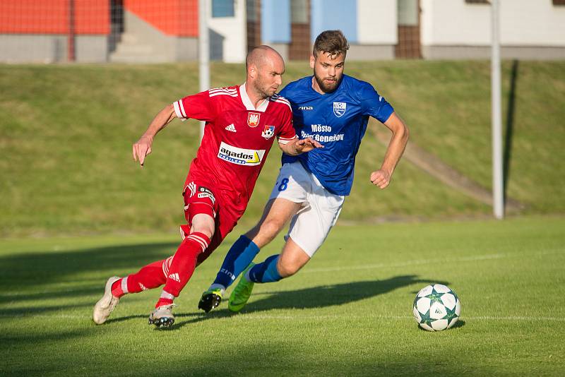 Fotbalové utkání mezi FC Velké Meziříčí a FC Dolní Benšov.