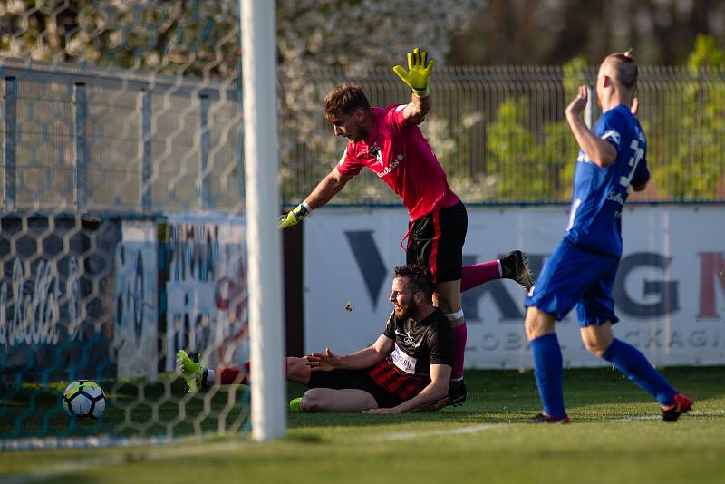 Vlašim - Zápas 23. kola Fortuna národní ligy mezi FC Vlašim a SFC Opava 22. dubna 2018 ve Vlašimi. Václav Jurečka - o, Josef Řehák - v.