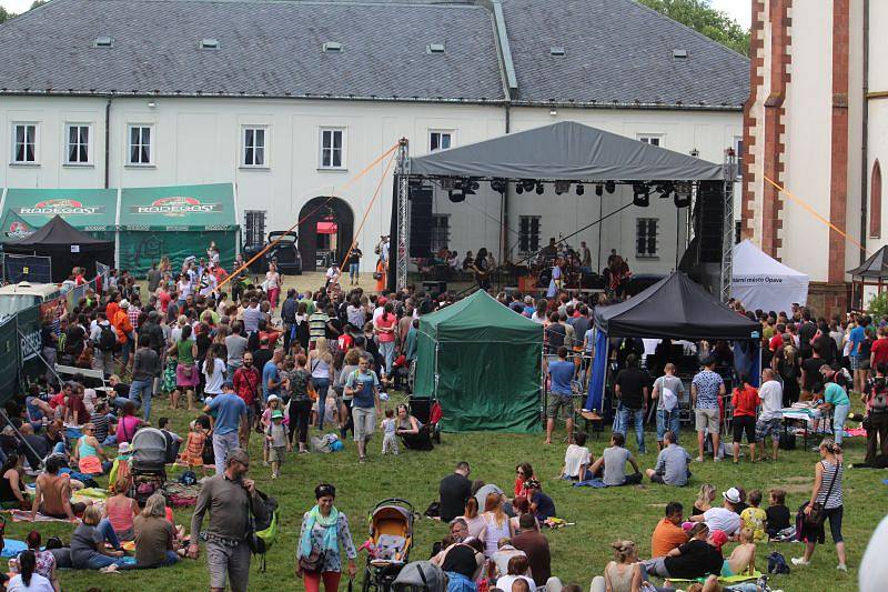 Pestrou škálu hudebních vystoupení měli během pátku a soboty na výběr návštěvníci čtvrtého ročníku festivalu Hradecký slunovrat.