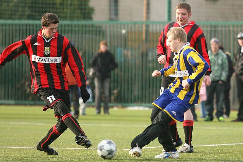 Třetí Vánoční utkání současných i bývalých hráčů a fanoušků Slezského FC Opava se konalo v neděli 27. prosince na umělé trávě v Kylešovicích.