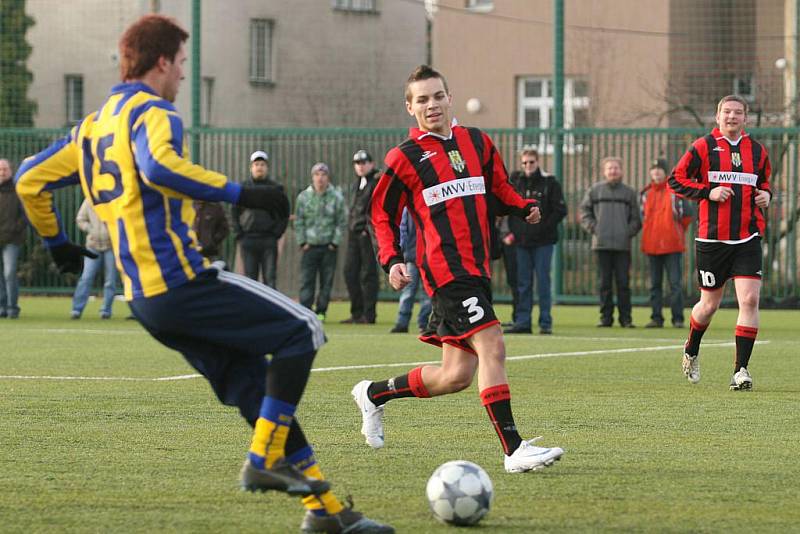 Třetí Vánoční utkání současných i bývalých hráčů a fanoušků Slezského FC Opava se konalo v neděli 27. prosince na umělé trávě v Kylešovicích.