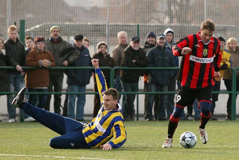 Třetí Vánoční utkání současných i bývalých hráčů a fanoušků Slezského FC Opava se konalo v neděli 27. prosince na umělé trávě v Kylešovicích.