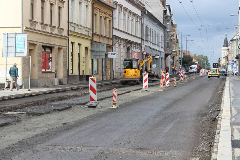 V krnovské ulici se aktuálně frézuje povrch silnice a provoz řídí semafory. Úplná jednodenní uzavírka v obou směrech proběhne nejspíše 3. listopadu.