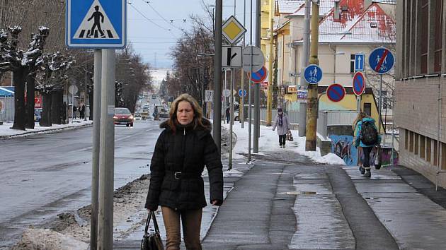 Krnovská ulice v Opavě patří mezi ty, které jsou dopravními značkami přímo „obšancovány“.