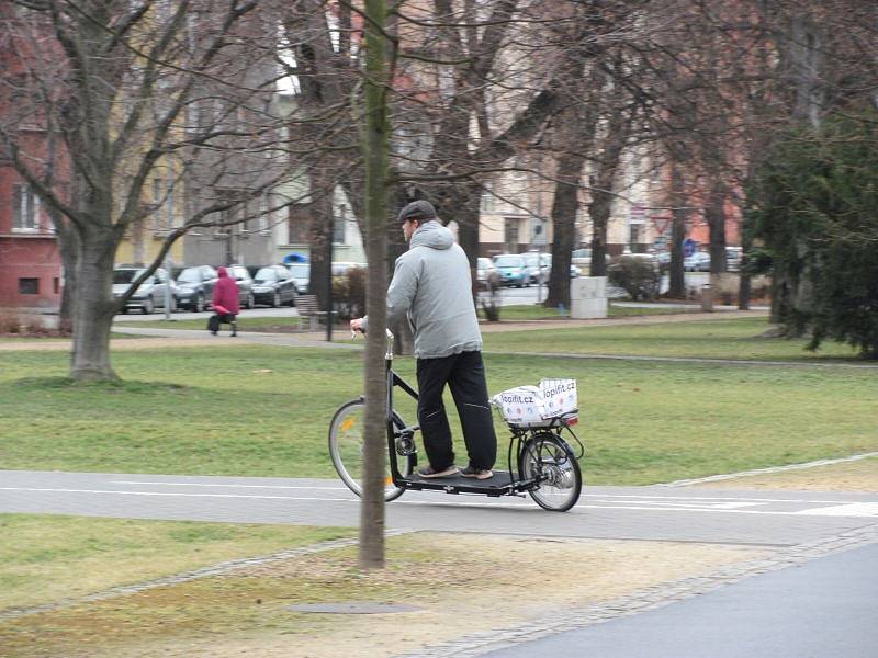 Tomáš Sedlák se nadchl pro vynález, který kombinuje elektrickou koloběžku s pásem na běhání, jaké znáte z posilovny. Díky němu první lopifit v České republice od listopadu jezdí po Krnově.