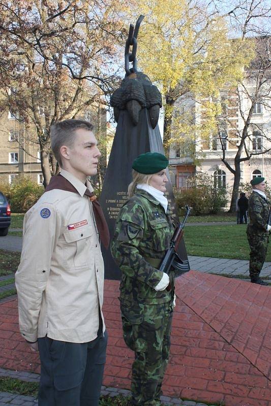 Uplynulou sobotu, v den výročí 17. listopadu, zde stála necelá desítka těch, kteří pocítili, co to jsou totalitní režimy, včetně toho komunistického.