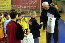 Garant komise mládeže OFS Opava Jiří Dzida při slavnostním vyhodnocení turnaje minižáků. 