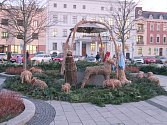 Obří adventní věnec krášlí Mírové náměstí v Hlučíně také letos.