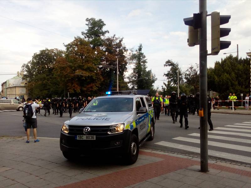 Pochod fanoušků Baníku Opavou na fotbalový stadion.