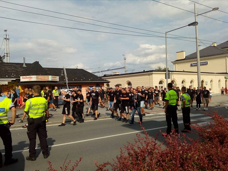 Pochod fanoušků Baníku Opavou na fotbalový stadion.