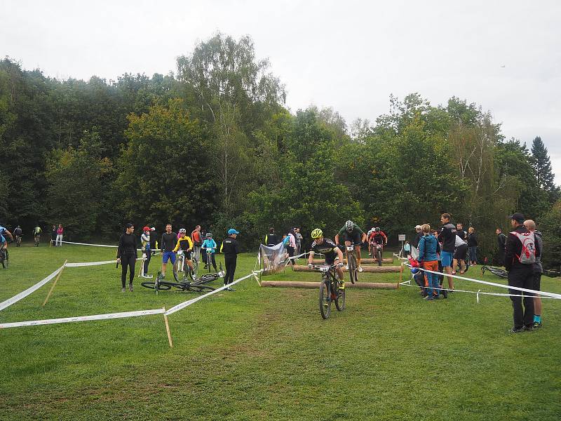 Stříbrné jezero zaplnili cyklisté.