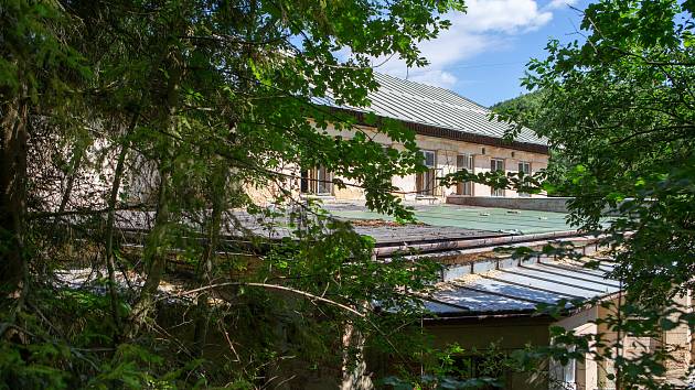 Jánské Koupele (německy Bad Johannisbrunn), dříve také Melčské lázně, jsou bývalé lázně ležící severozápadně od Vítkova v okrese Opava, v rozsáhlých lesích při řece Moravici. Celý areál byl roku 2005 zapsán do seznamu kulturních památek České republiky. 