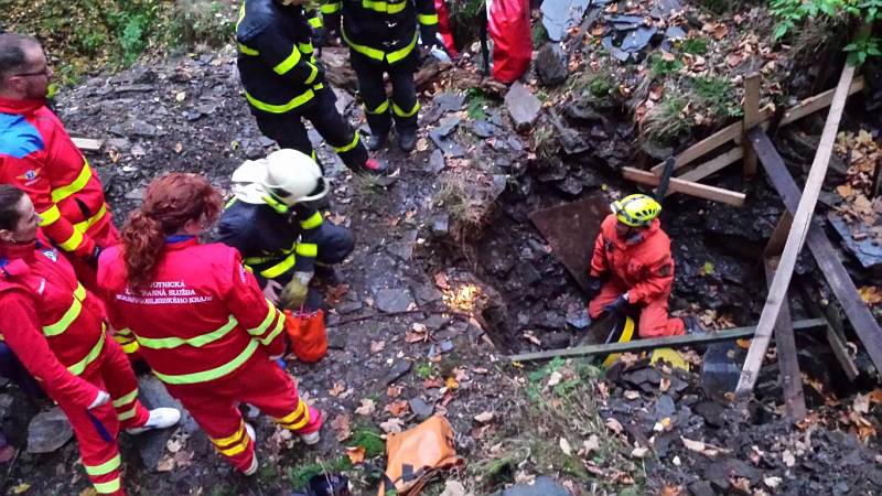 Zásah u pádu devětašedesátiletého muže do staré břidlicové štoly v Mokřinkách.