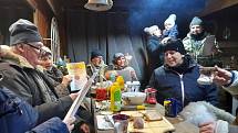 V malé vesničce u Opavy se sešla rodina a přátele . Byl to krásný zimní adventní večer s dokonalou atmosférou s koledami, svařákem a špekáčkem.