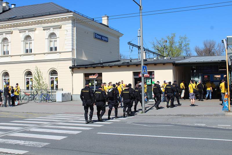 Fanoušci SFC Opava odjeli speciálně vypraveným vlakem do Ostravy.