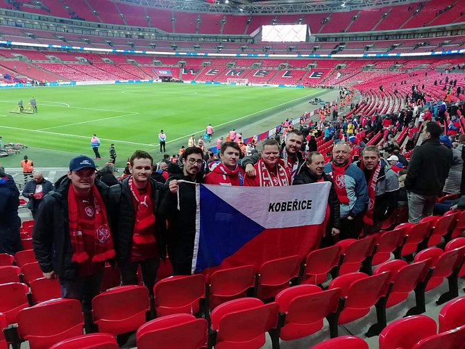Wembley, 22. března 2019. Snímek od fanoušků z Kobeřic.