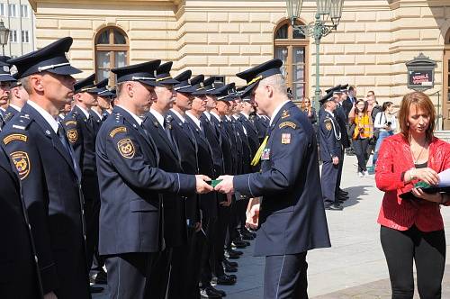 Po mši to měl průvod už jen kousek na Horní náměstí, kde vedle slibu hasičských nováčků a ocenění stovky profesionálních hasičů medailemi za věrnost obdrželi čestné medaile i vedoucí slovenské a polské delegace hasičů.
