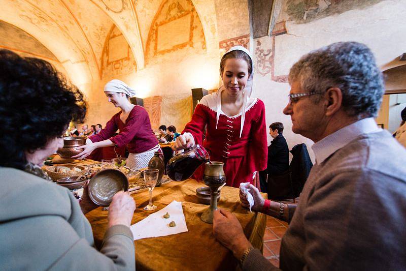 Lidé měli jedinčenou příležitost nahlédnout do kultury stolování a stravovacích návyků čtrnáctého století. Součástí programu byla také ukázka tehdejší módy, historického tance a šermířské představení.