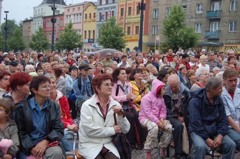 Několik stovek příznivců Marie Rottrové přišlo na její recitál na opavské Dolní náměstí i přesto, že se z nebe snášely dešťové kapky. A určitě toho nelitovali. 