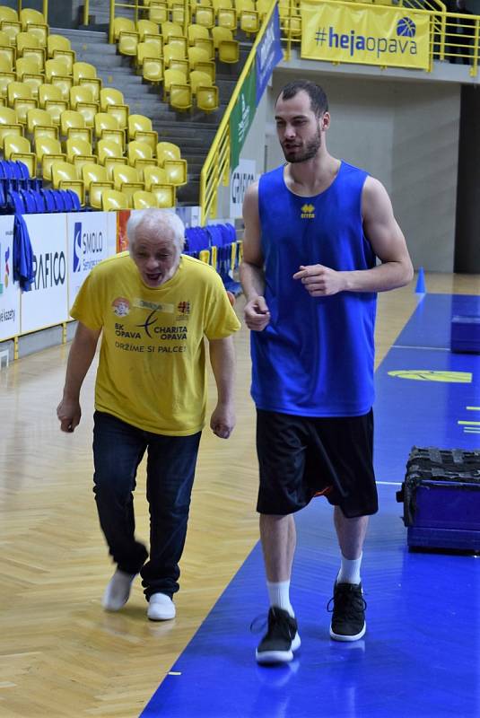 Basketbalový biatlon i regulérní zápas. Opavští basketbalisté si zahráli s Radostí.