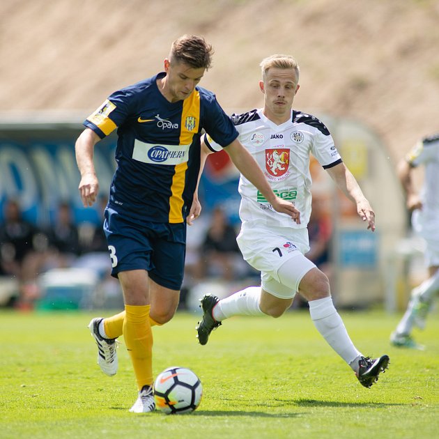 Zápas 29. kola Fortuna národní ligy (FNL) mezi FK Hradec Králové a SFC Opava na stadionu v Hradci Králové 20. května 2018. Tomáš Jursa - o, Filip Zorvan - hk.