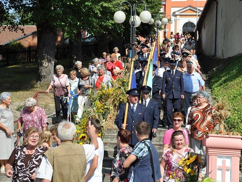 Pokud jste o víkendu projížděli Bolaticemi, pravděpodobně jste se nestačili divit. Každý dům a každý plot byl slavnostně ozdoben obilím a celá obec nežila ničím jiným než dožínkami.