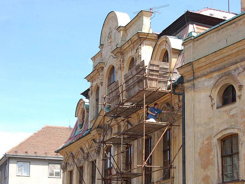 Na Blücherově paláci se opravuje střecha. Bohužel jen provizorně.