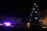 Slavnostního rozsvěcení vánočního stromu na Dolním náměstí v centru Opavy se dnes zúčastnily tisíce lidí.