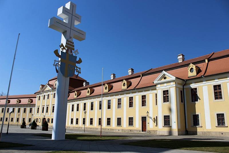 Papežský kříž před bazilikou Nanebevzetí Panny Marie a sv. Cyrila a Metoděje na Velehradě je připomínkou tamní návštěvy Jana Pavla II. 22. dubna 1990.