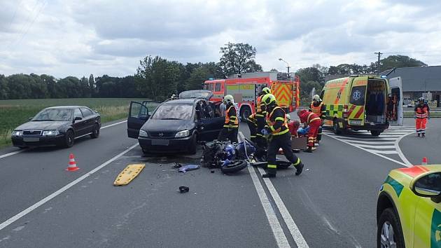 Následky srážky osobního automobilu a motocyklu v Opavě.