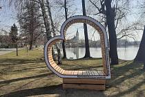 Lavička ve tvaru srdce u rybníka Nezmar. Vítejte v Dolním Benešově.