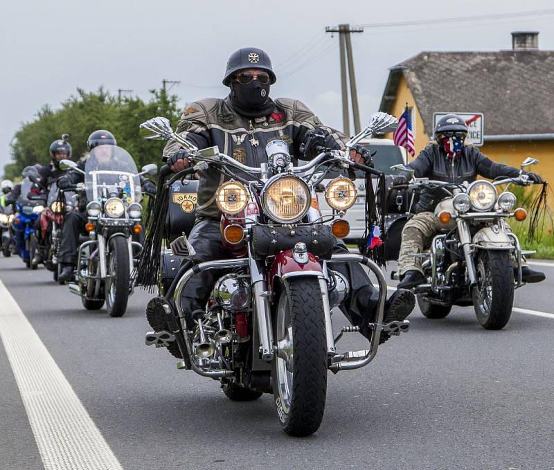 Motorkáři se o víkendu vydali společně z Opavy do Krnova a zpátky. Víkendová akce byla uspořádána jako oslava pro čtveřici motorkářů, kteří slaví životní jubileum.