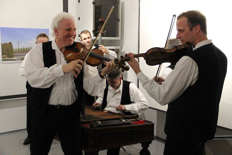 Páteční večer ve Vodárenské věži v Opavě patřil koncertu strážnické cimbálové muziky Michala Miltáka.