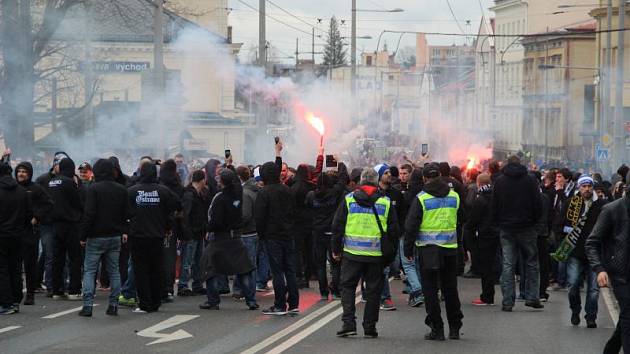 Padesát zadržených fanoušků a další, kteří utrpěli zranění. I takto dopadlo derby mezi Slezským FC a ostravským Baníkem, jež hosté vyhráli 1:0.