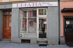 Když budete procházet Olomouckou ulicí v Opavě, uvidíte spoustu prázdných výloh. Proč odsud v posledních letech mizí jedna prodejna za druhou?