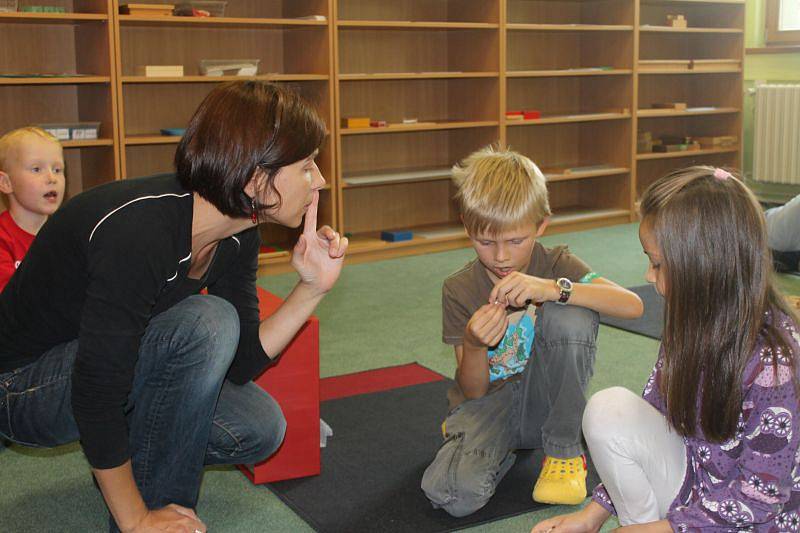 Je jedinou školou svého druhu v Moravskoslezském kraji a třiadvacátou v České republice. Montessori škola, která začala od pondělí fungovat na Komenského ulici v Opavě. Navštěvuje ji 19 dětí, z nichž naprostá většina jsou prvňáčci.