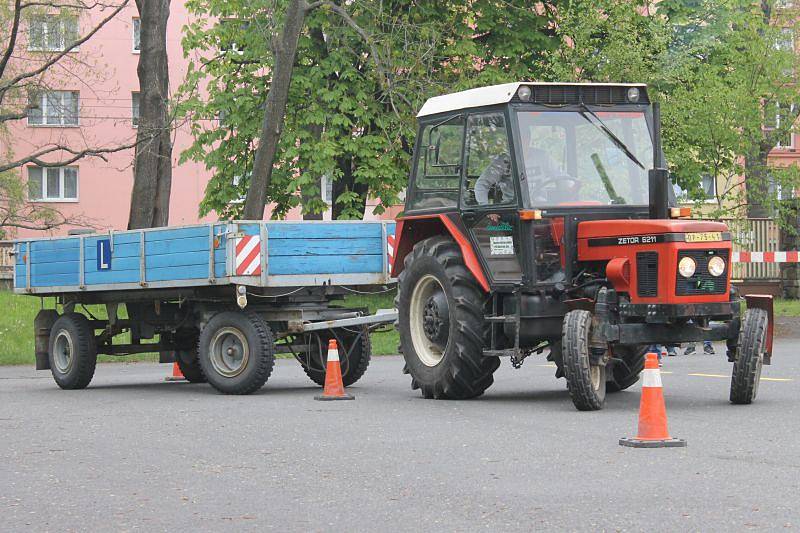 Žáci středních škol v úterý v Opavě otestovali své schopnosti a zjistili, kde je zručnější za volantem traktoru.