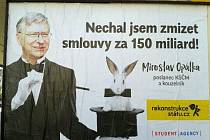 Rekonstrukce státu těmito plakáty a billboardy kritizuje výjimky v registru smluv.