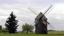 Choltický větrný mlýn u Litultovic je krásně vidět z hlavní silnice vedoucí z Opavy na Olomouc.