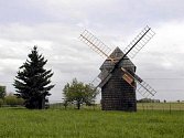 Choltický větrný mlýn u Litultovic je krásně vidět z hlavní silnice vedoucí z Opavy na Olomouc.