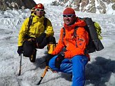 Tomáš Petreček (vlevo) na společné fotografii s horolezcem Markem Holečkem.