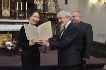 Yewon Choi přebírá diplom od předsedy poroty Juliana Gembalskiho.