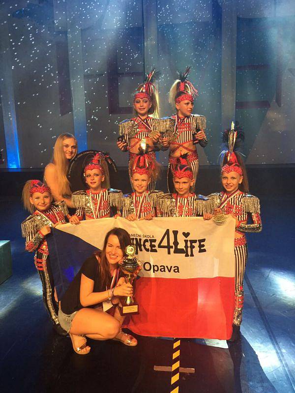 Několik medailí si z Mistrovství světa v Chomutově přivezli tanečníci z opavské taneční školy Dance4Life.