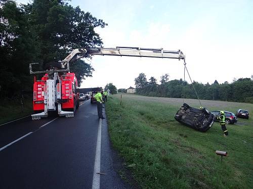 Dvě jednotky hasičů musely v sobotu brzy ráno vyjet na kopec spojující Horní Lhotu a Kyjovice.