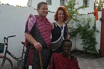 MARTIN SABON SNĚHOTA na Zanzibaru se snoubenkou Mirkou a také s kamarádem z řad Masajů Paulem.