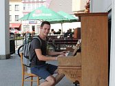 Na klavír v Hlučíně si můžou zahrát profesionálové i začátečníci. Lidé k němu mohou usedat do konce prázdnin.
