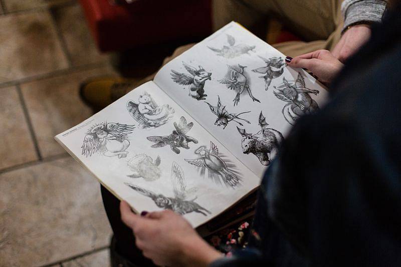Páteční večer v opavském studiu Bekus Art Style byl zasvěcen tetování a vlastně vůbec všemu, co k němu patří. Pořádala se zde přednáška, v jejímž rámci se návštěvníci dokonce mohli na chvíli etablovat do role samotných tatérů.