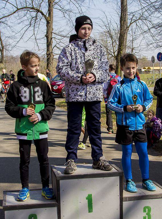 Městské sady patřily běžcům. Celkem 167 závodníků všech věkových kategorií se představilo na startu běžeckého závodu Vyběhneme za sluníčkem s opavským Nissanem.