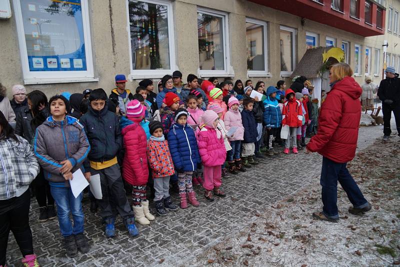 K akci Česko zpívá koledy se už dopoledne přidali žáci a učitelé ZŠ ve Vítkově.