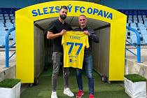 Jakub Yunis je novou posilou fotbalistů SFC Opava. Vpravo s ním sportovní ředitel slezského klubu Jaroslav Kolínek.